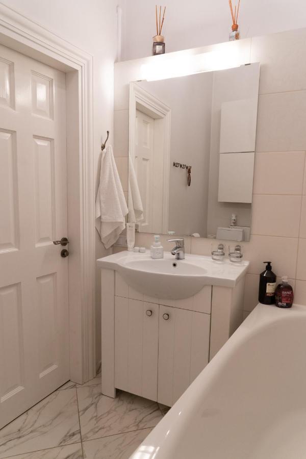 Elegant Apartment In Historical Centre & Free Locked Parking Riga Exterior photo