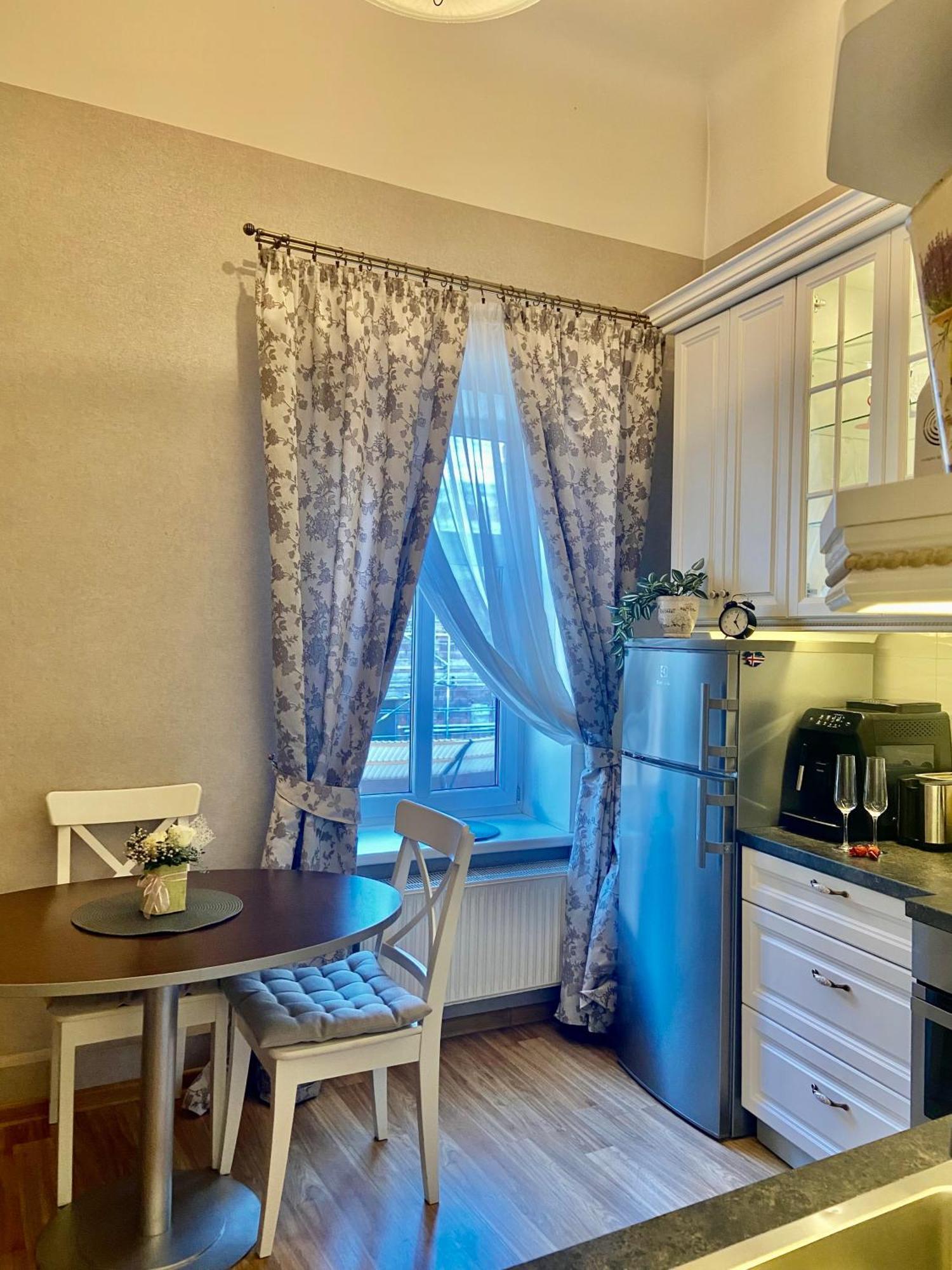 Elegant Apartment In Historical Centre & Free Locked Parking Riga Exterior photo