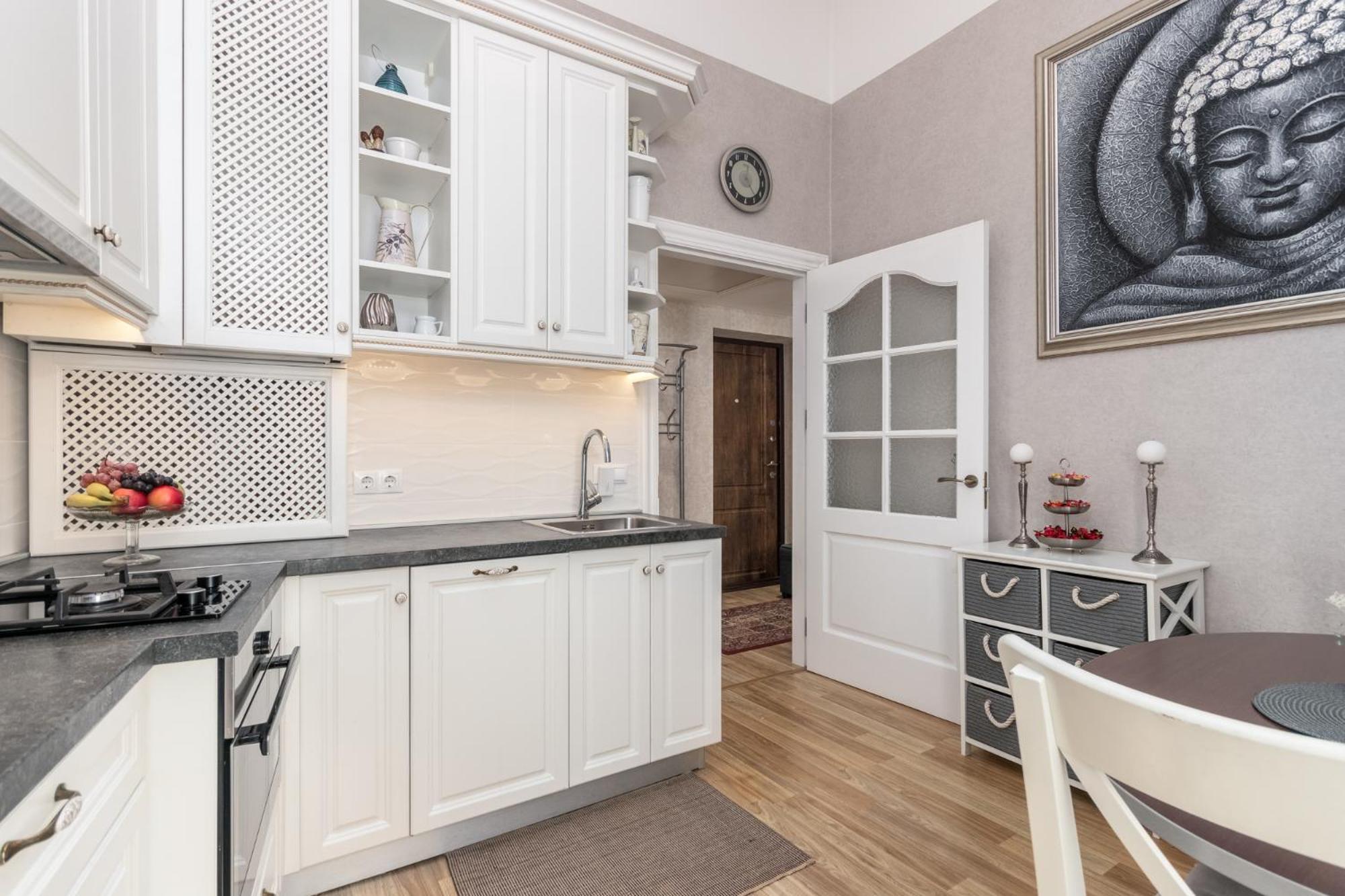 Elegant Apartment In Historical Centre & Free Locked Parking Riga Exterior photo