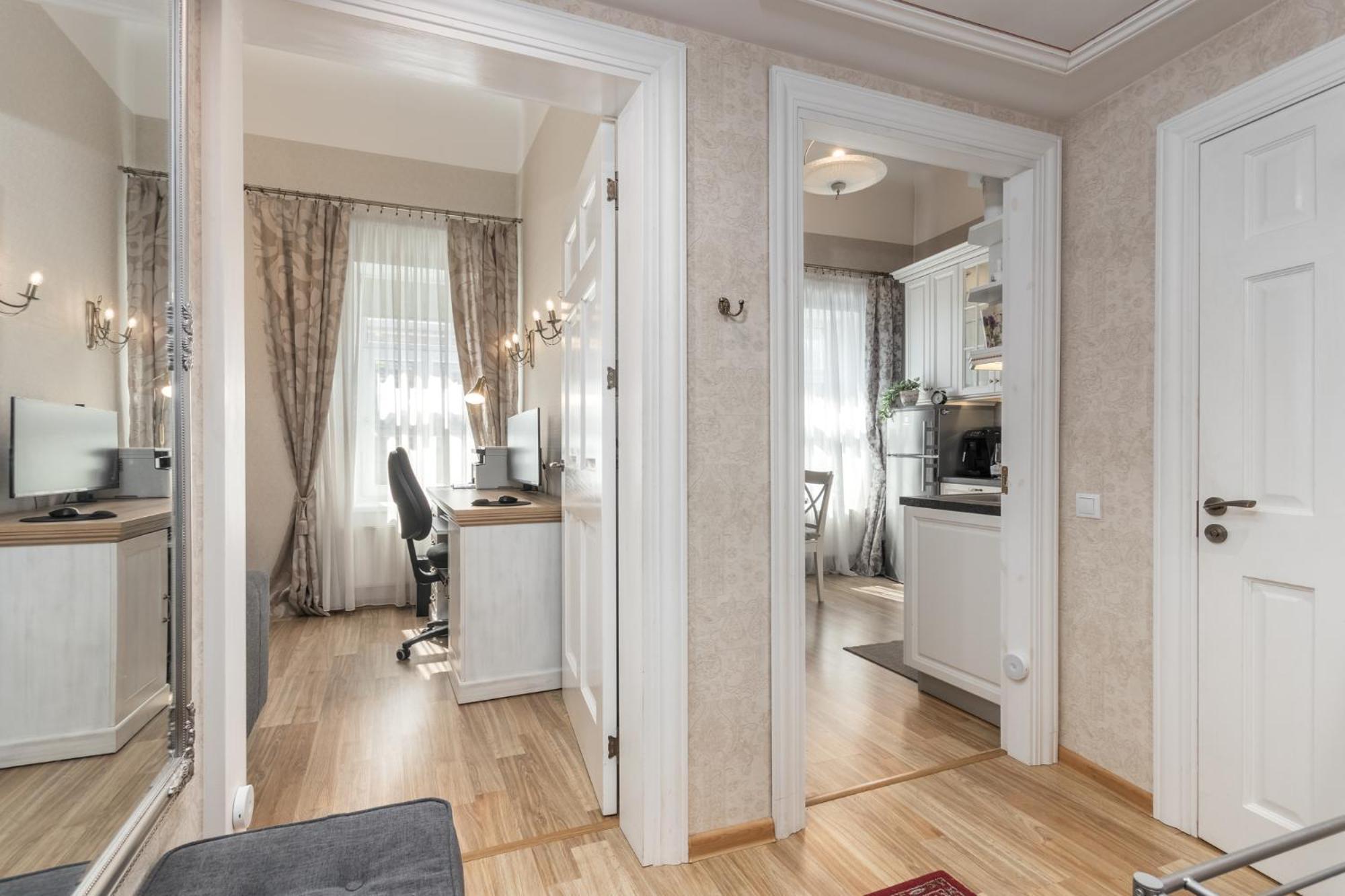 Elegant Apartment In Historical Centre & Free Locked Parking Riga Exterior photo