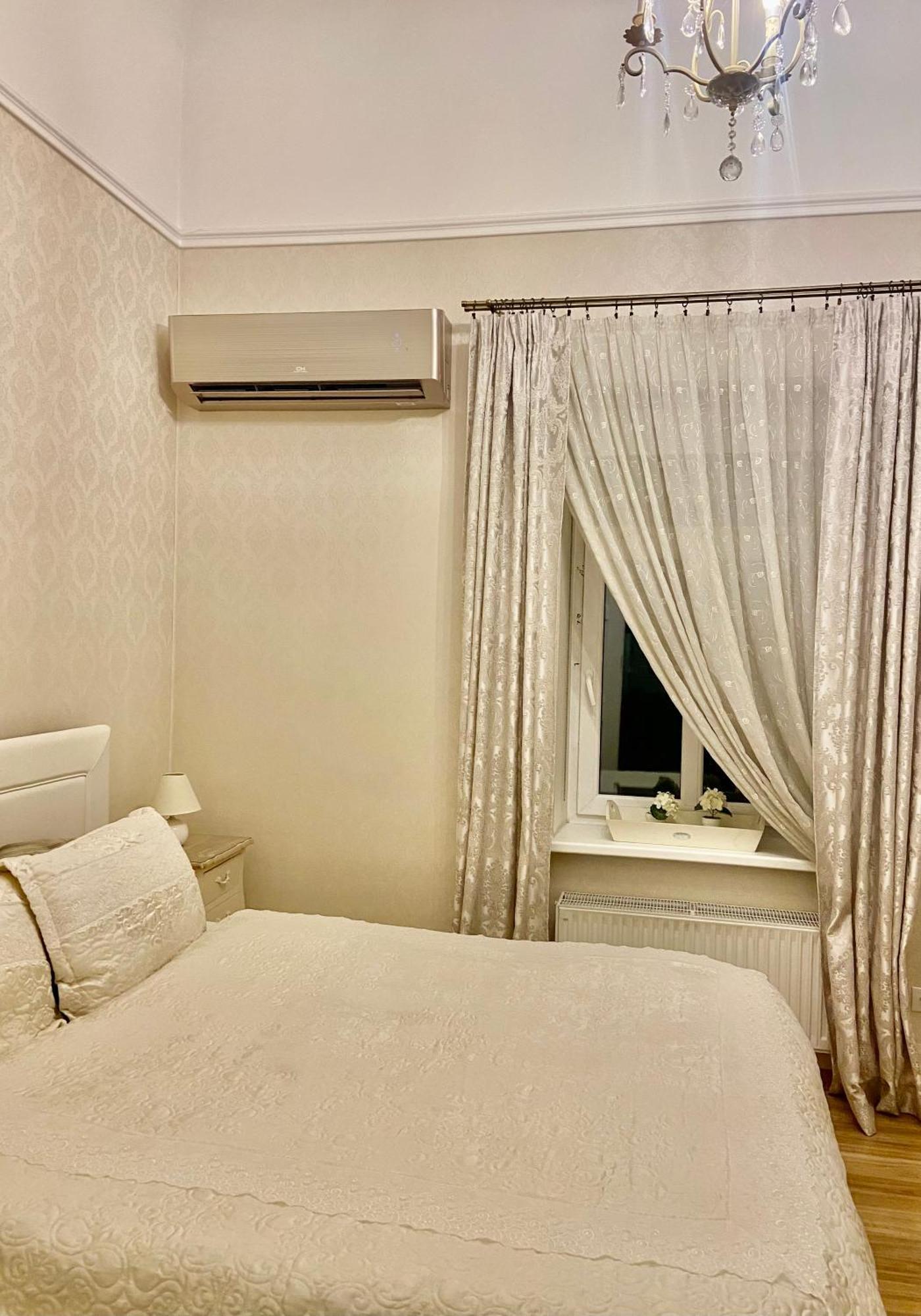 Elegant Apartment In Historical Centre & Free Locked Parking Riga Exterior photo